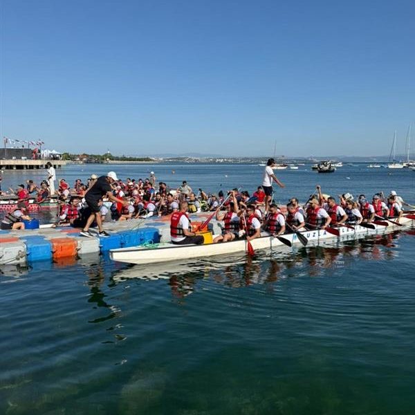 Kadıköy sahilinde düzenlenen kulüpler arası kürek yarışları ve takım performansı