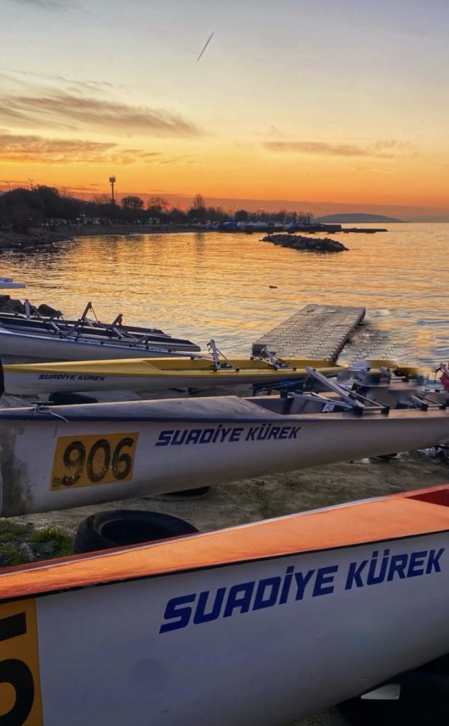 Suadiye Kürek ve Kano Spor Kulübünde gün batımı, tekneler