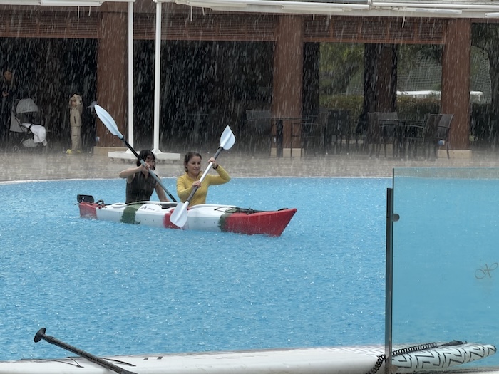 Yağmurda Havuzda Kano