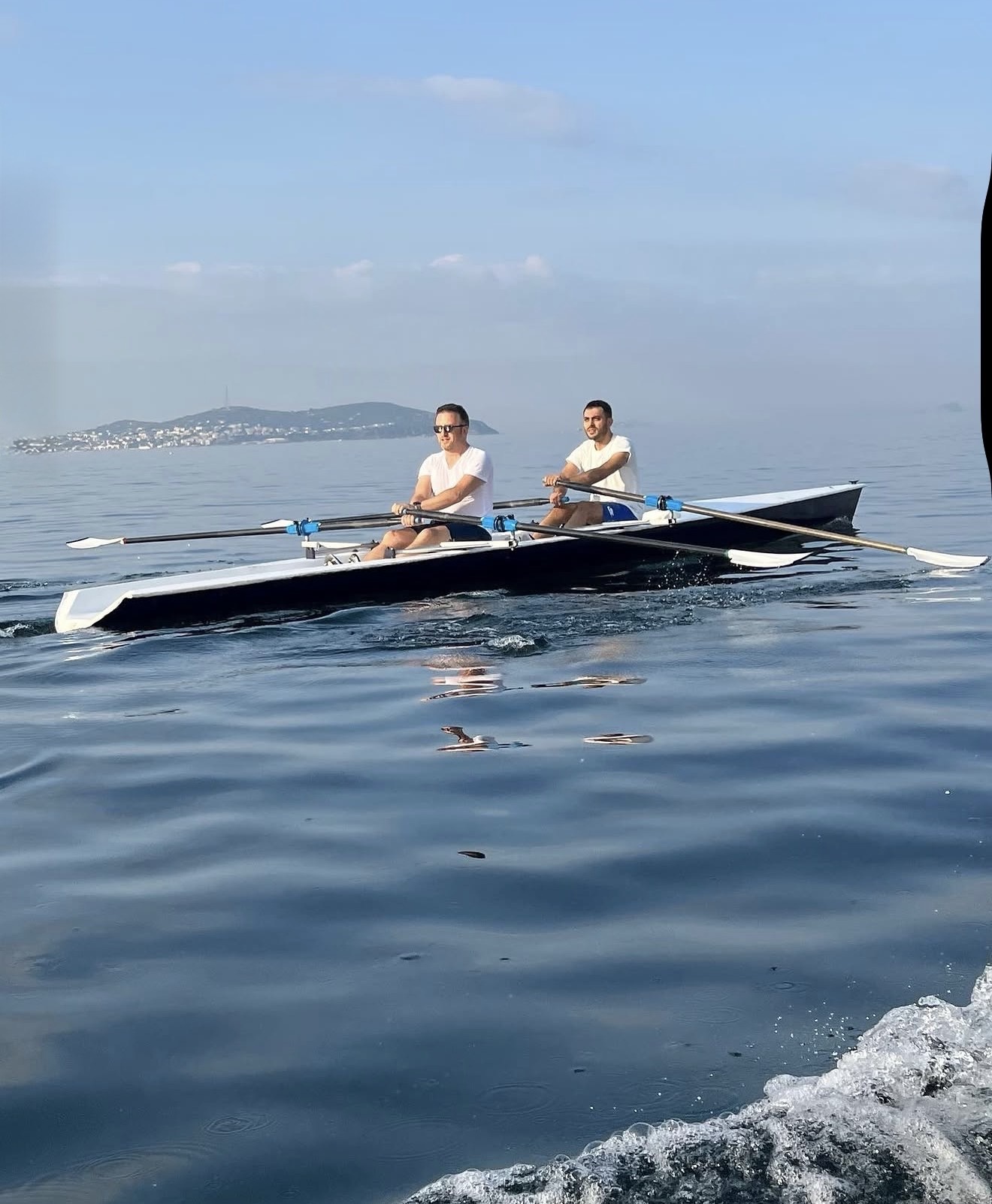 İstanbul Adaları manzarasında çiftli tekne kürek dersi