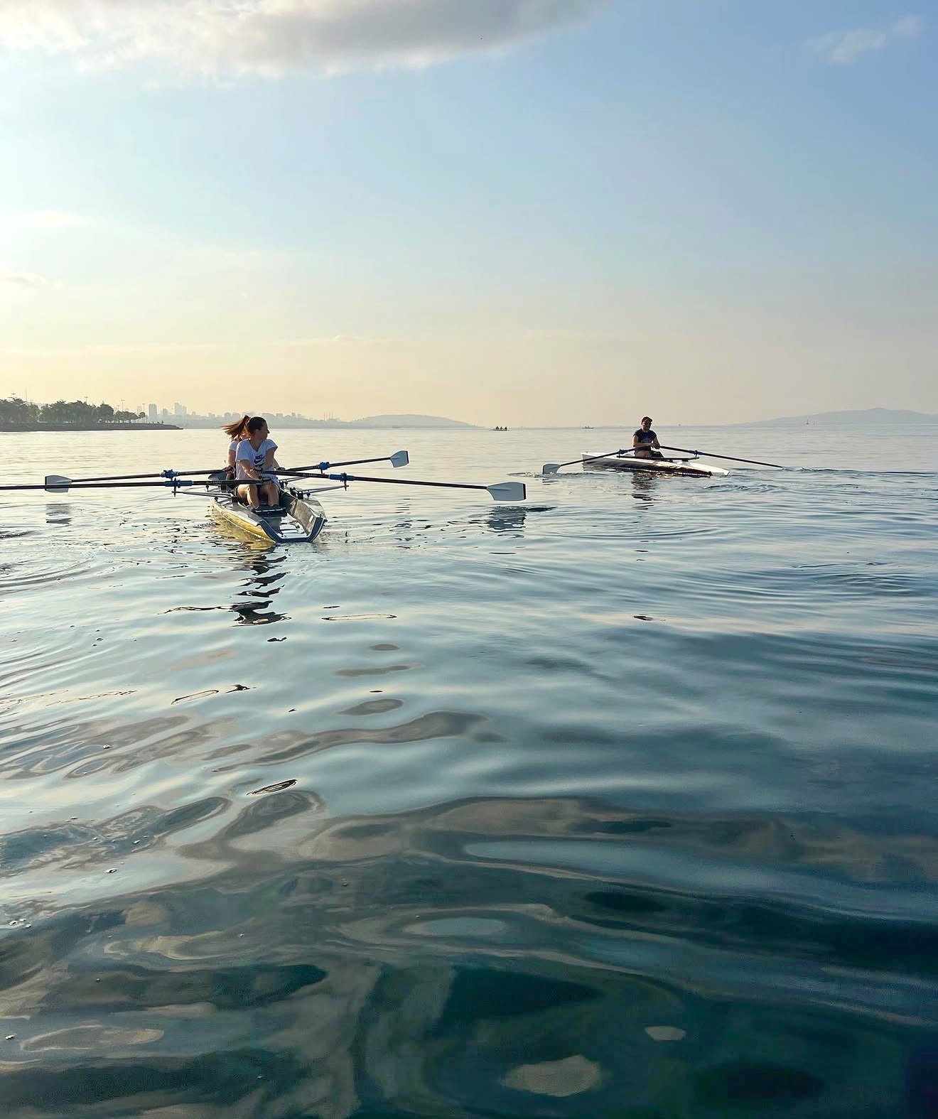 İstanbul Marmara Denizi'nde gün batımında kürek dersi — Suadiye Kürek Kulübü