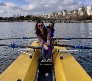 Kadıköy'de kürek eğitimi — İstanbul sularında zihinsel dayanıklılık ve konsantrasyon çalışması