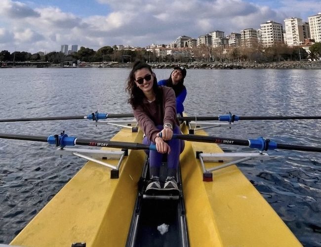 Kadıköy'de kürek eğitimi — İstanbul sularında zihinsel dayanıklılık ve konsantrasyon çalışması