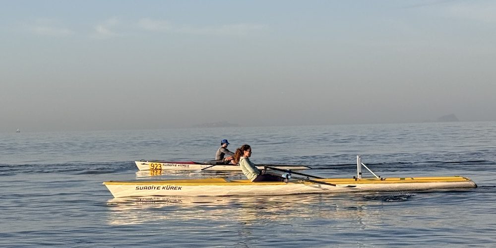 Suadiye Kürek sporcuları sakin denizde sabah antrenmanında kürek çekiyor — anaerobik kürek eğitimi