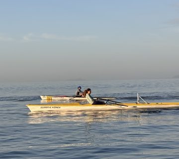 Suadiye Kürek sporcuları sakin denizde sabah antrenmanında kürek çekiyor — anaerobik kürek eğitimi