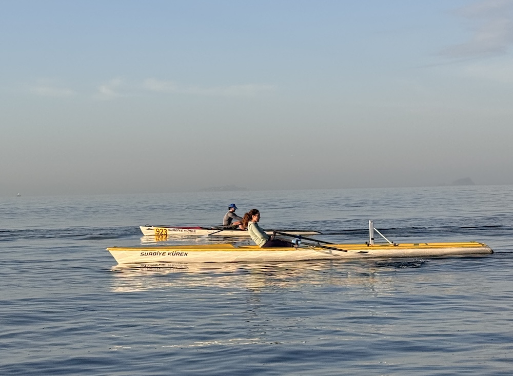 Suadiye Kürek sporcuları sakin denizde sabah antrenmanında kürek çekiyor — anaerobik kürek eğitimi