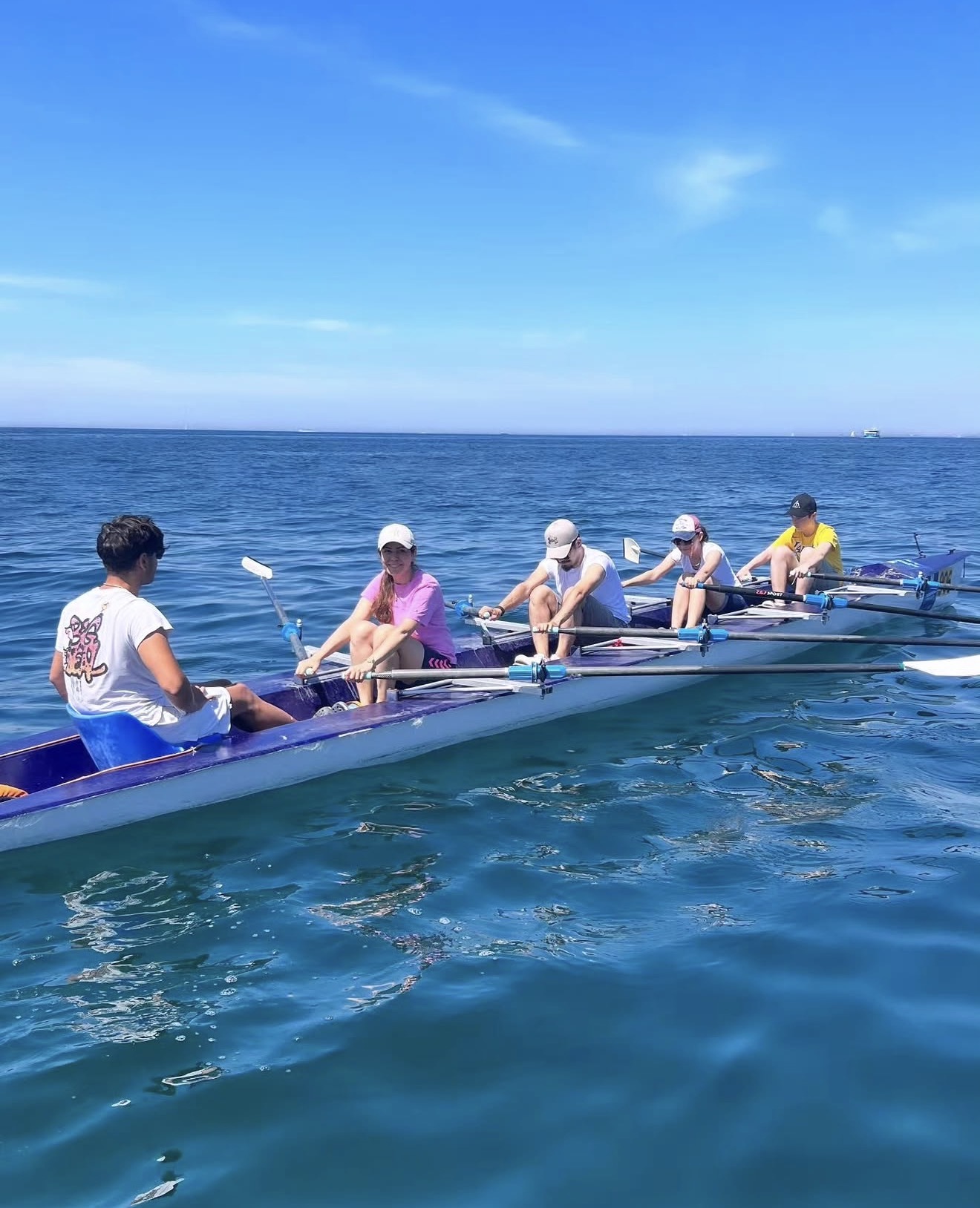 Suadiye Kürek Spor Okulu'nda koç eşliğinde grup kürek eğitimi — İstanbul Marmara Denizi