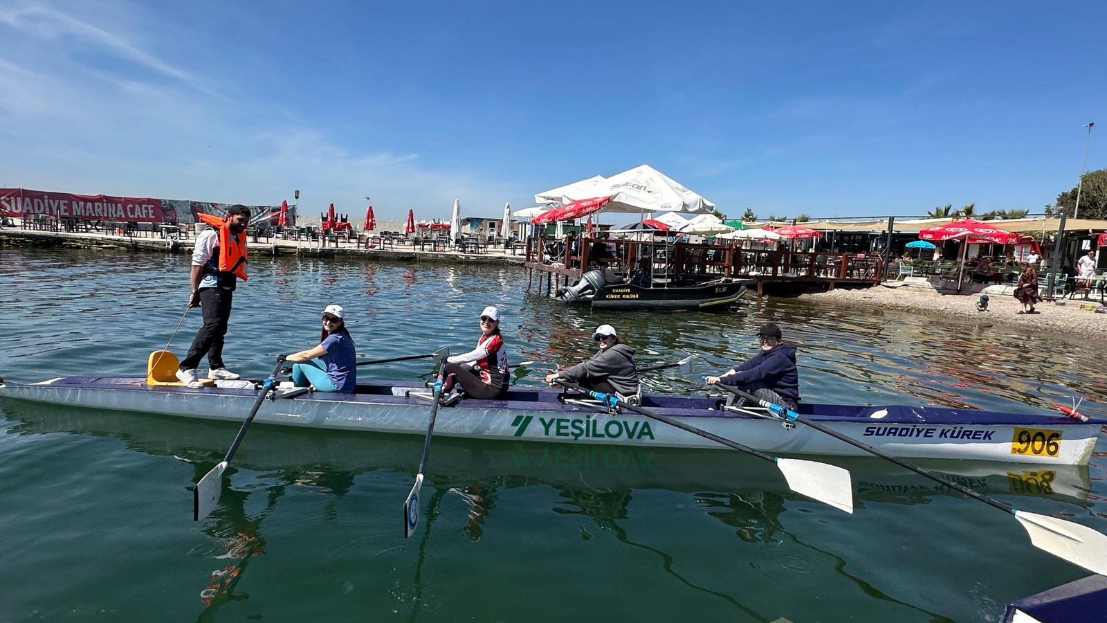 Kurumsal ekip Suadiye marina önünde kürek etkinliğinde