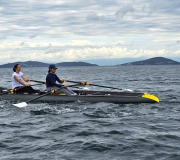 Suadiye Kürek ve Kano Spor Kulübü sporcuları, Prens Adaları manzarasında açık suda çift kürek (double scull) teknesinde aerobik taban antrenmanı yapıyor.