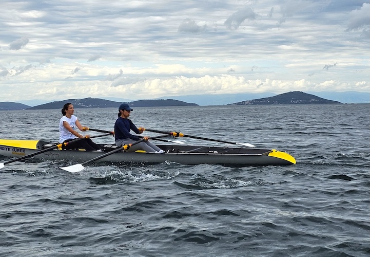 Suadiye Kürek ve Kano Spor Kulübü sporcuları, Prens Adaları manzarasında açık suda çift kürek (double scull) teknesinde aerobik taban antrenmanı yapıyor.