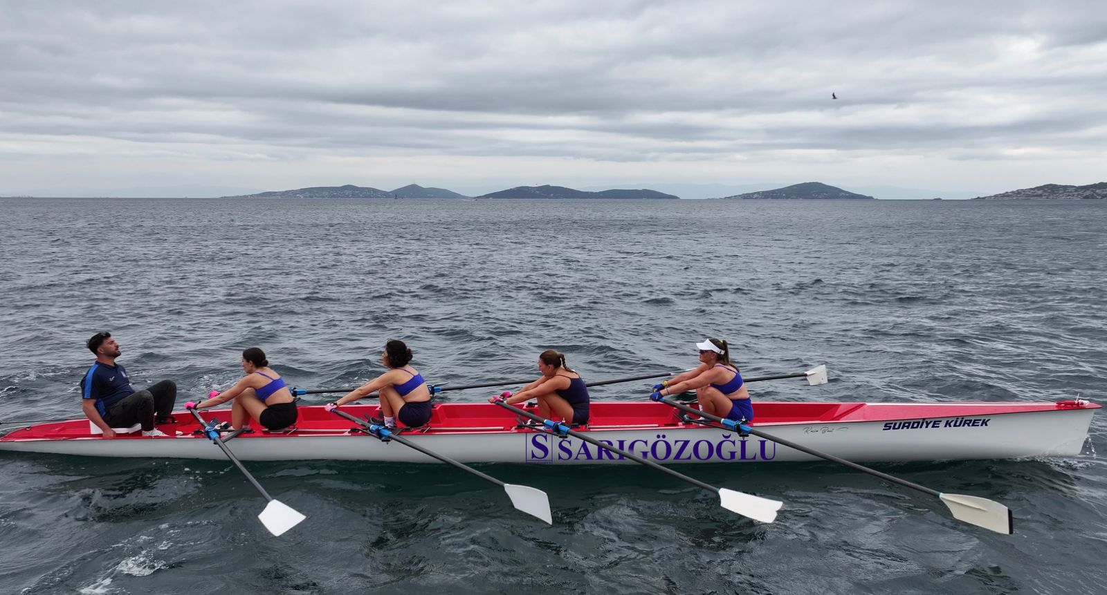 Suadiye Kürek sporcuları Adalar açığında antrenman yaparken