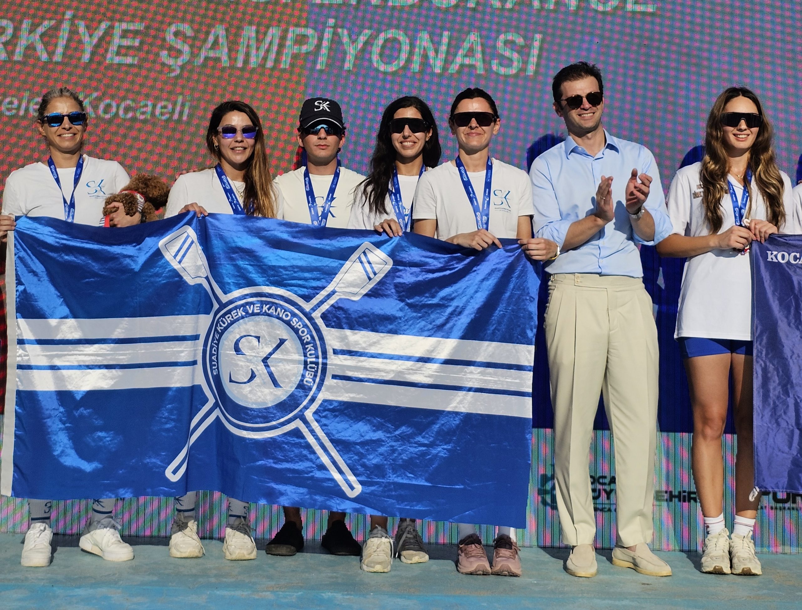 Master Kadınlar 4X Türkiye şampiyonu Suadiye Kürek ekibi kürsüde