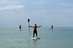Antalya kürek kampında açık denizde SUP antrenmanı – Suadiye Kürek Kulübü katılımcısı Akdeniz'de SUP tahtasında kollarını açıyor